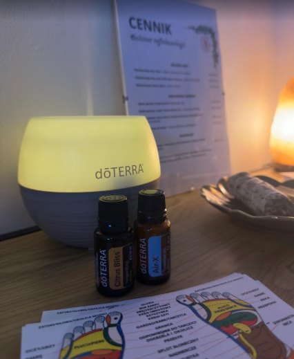 Aromaterapia doTERRA i lampa solna w gabinecie